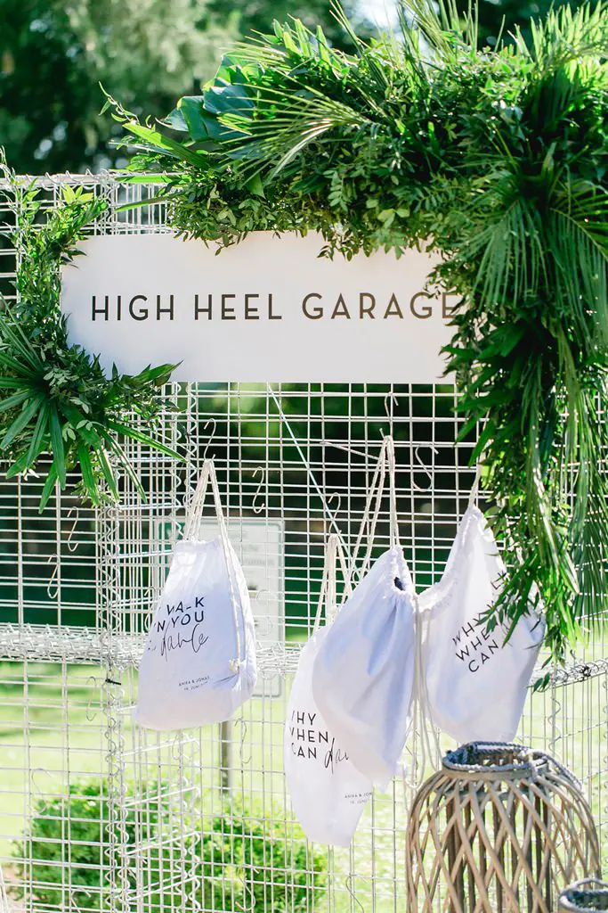 High Heel Garage mit beschrifteten Schuhbeuteln und Greenery