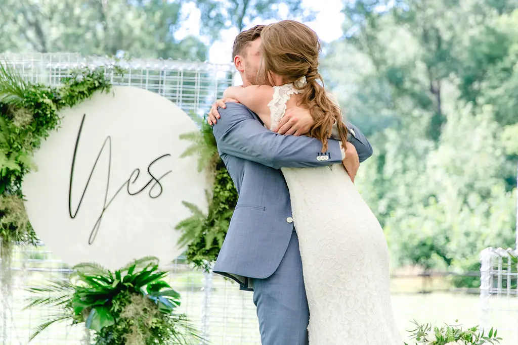 Anika und Jonas vor dem Yes-Schild