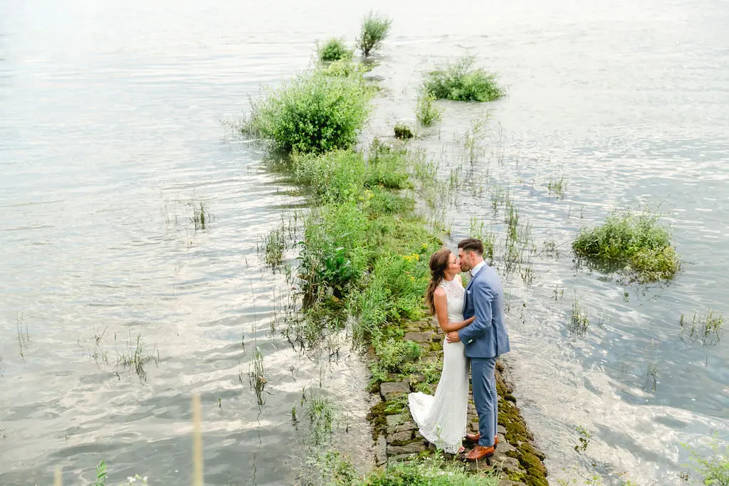 Anika und Jonas auf einem schmalen Steg am Wasser