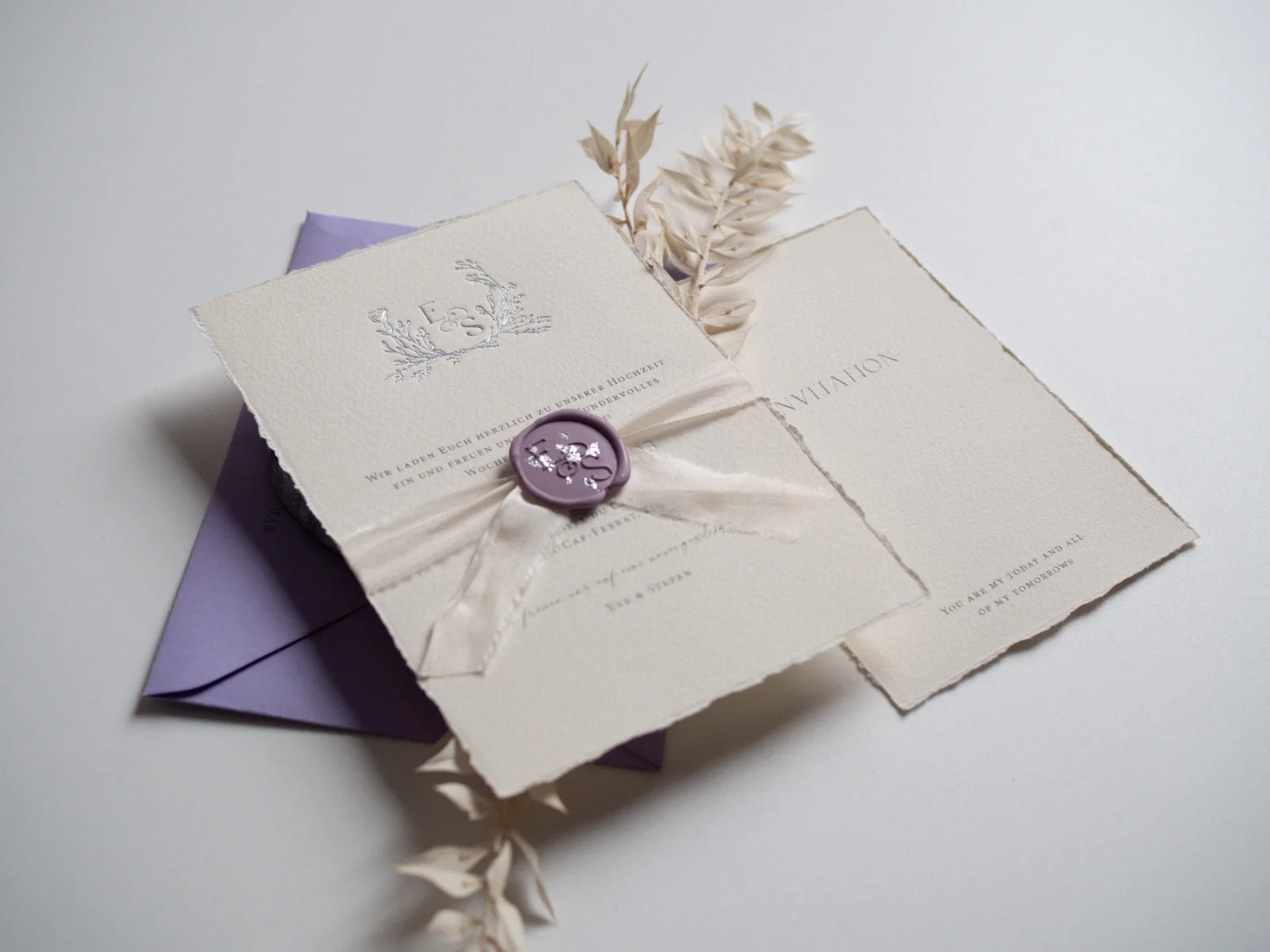 Büttenpapier-Einladung von Eva und Stepan mit violettem Wachssiegel