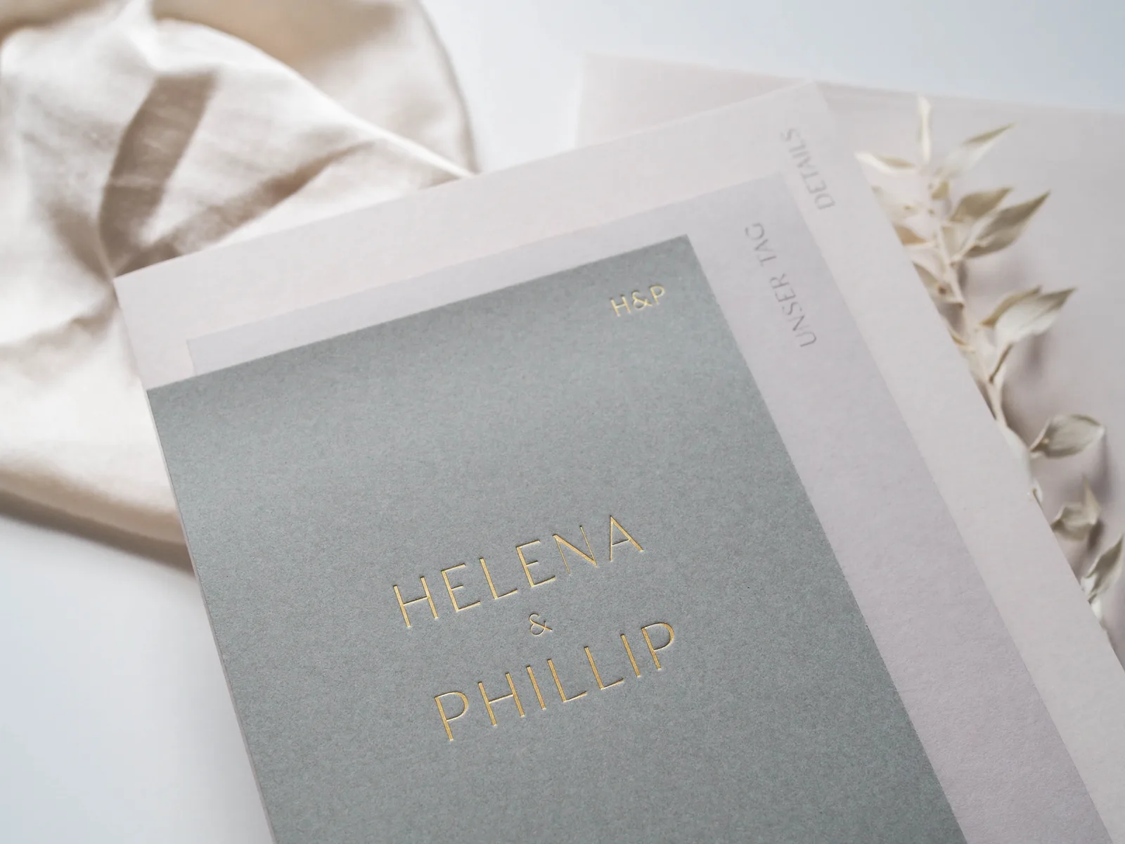 Graublaue Einladung von Helena und Phillip mit goldener Prägung