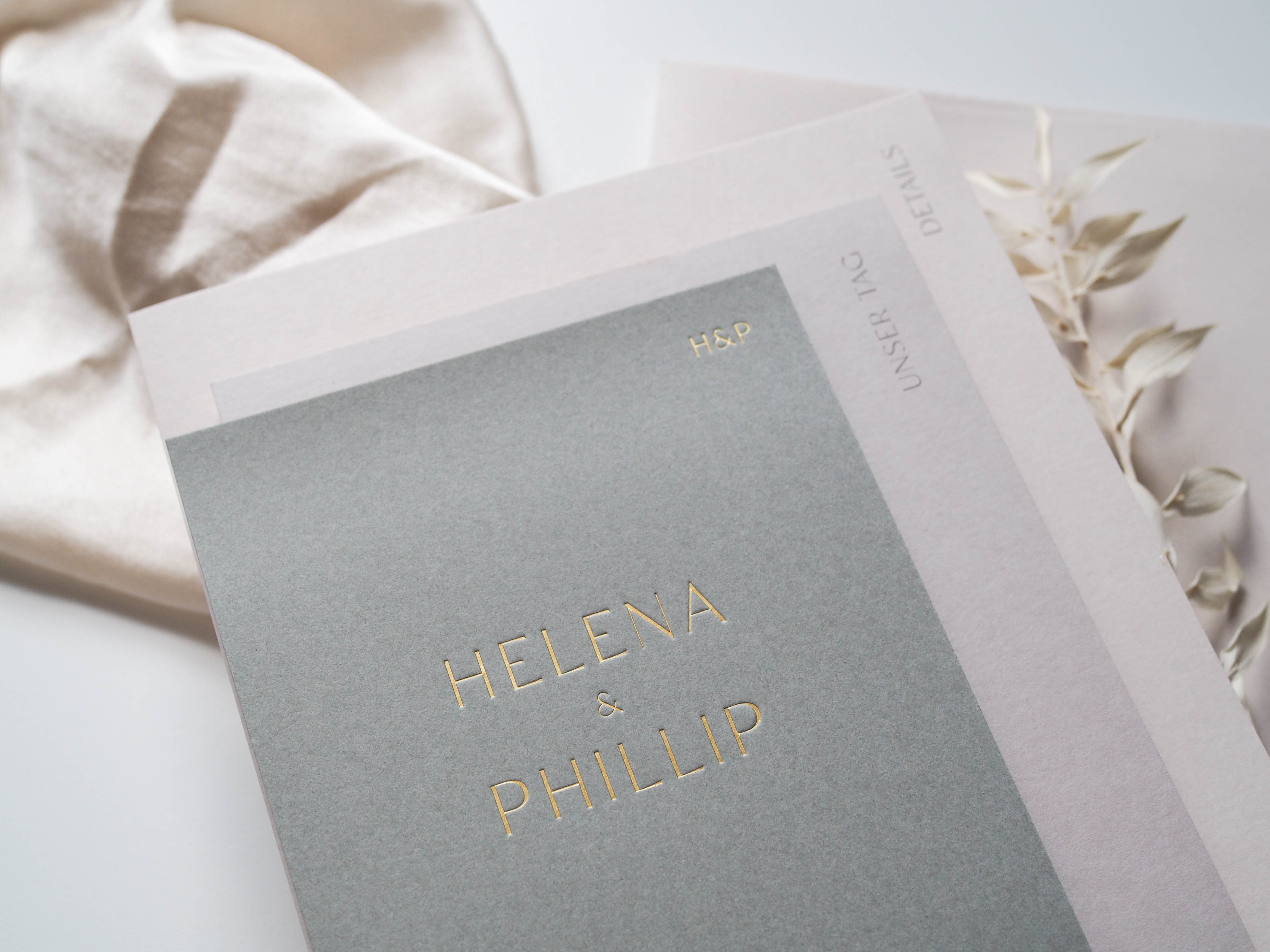 Graublaue Einladung von Helena und Phillip mit goldener Prägung