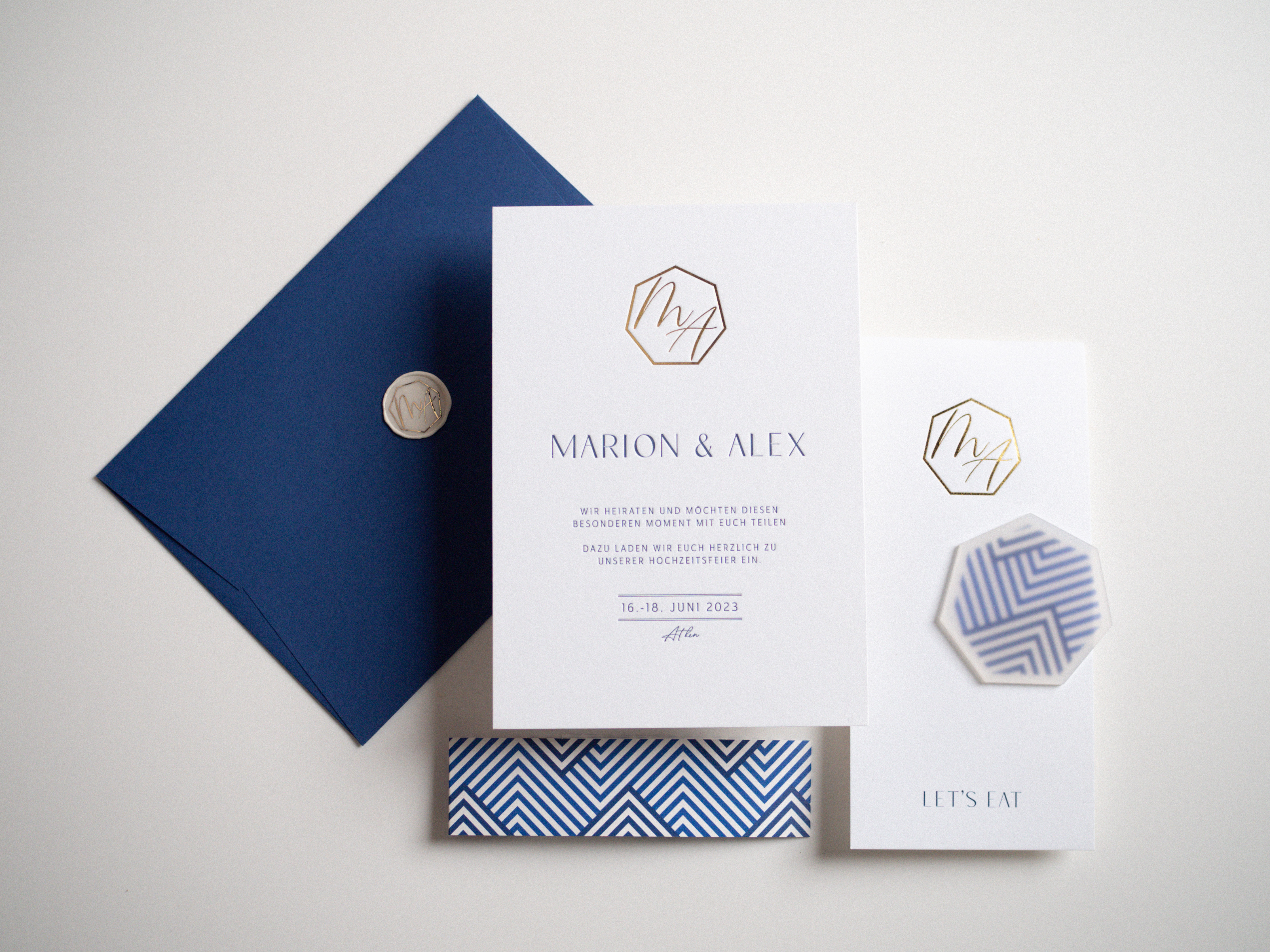 Blau-weiße Hochzeitspapeterie von Marion und Alex mit goldenem Monogramm